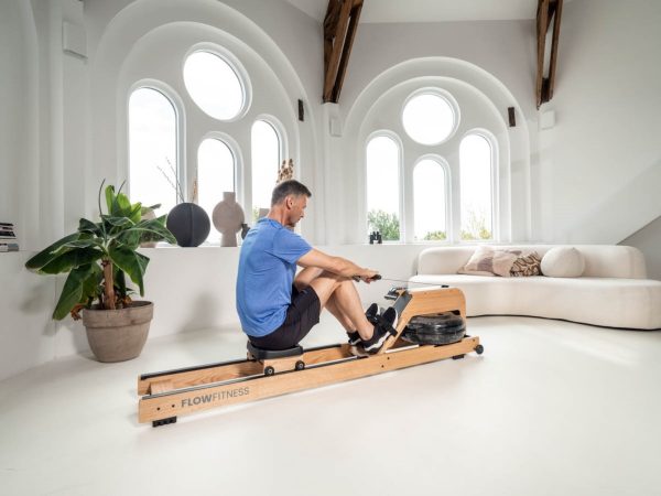 Flow Fitness roeitrainer Perform W9i Oak die als beste getest is door kieskeurig.nl. Gezien van zijzijde