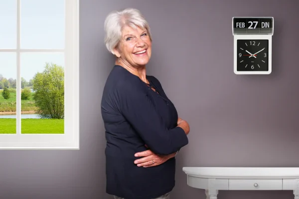 Fysic FK800 dementie klok van Thuiszorgwinkel.nl aan de wand