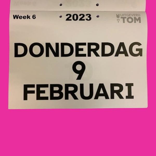Tom kalender met grote cijfers en letters in verdeeld over 2 delen in 2 a4 en a5