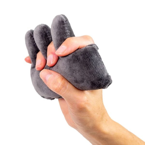 Het Medimpex vinger contracturen kussentje zet de vingers in de juiste positie gezien van de zijkant