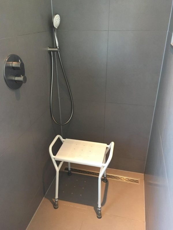Douchekruk van het merk Aidapt in hoogte verstelbaar van 49 tot 62 cm in 2 uitvoeringen