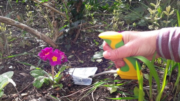 Tuingereedschap met een pistoolvormig handvat waardoor weinig kracht nodig is. Dit is een schep