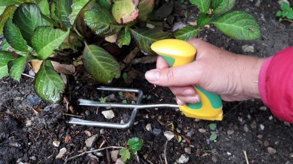 Tuingereedschap met een pistoolvormig handvat waardoor weinig kracht nodig is. Dit is een vork