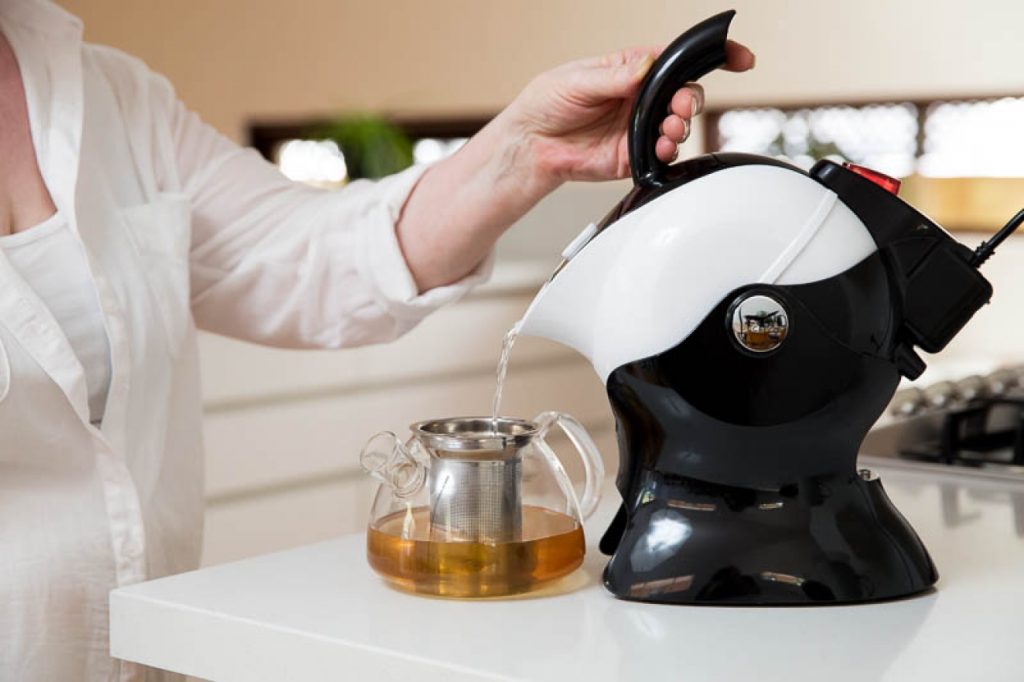 Waterkoker Uccello voor veilig en zonder kracht heet water in te schenken te bedienen met 1 vinger
