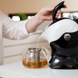 Waterkoker Uccello voor veilig en zonder kracht heet water in te schenken te bedienen met 1 vinger