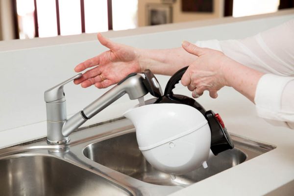 Waterkoker Uccello voor veilig en zonder kracht heet water in te schenken met inhoud van 1,5 liter