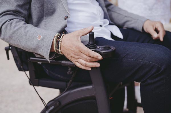 Rollz Motion Electric Een veelzijdige 3-in-1 rollator, transportstoel & elektrische rolstoel. Dit is een voorbeeld van de joystick bediening
