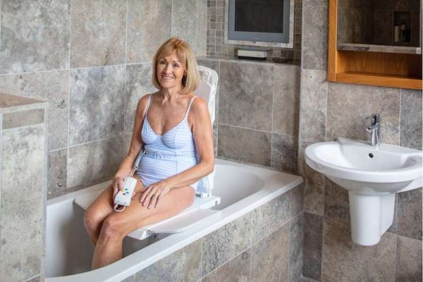 Badlift Bellavita NOVA in verschillende uitvoeringen in de kleur wit geplaatst op bad