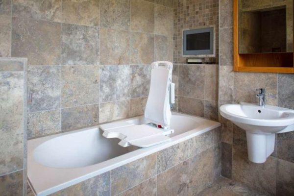 Badlift Bellavita NOVA in verschillende uitvoeringen in de kleur wit op bad