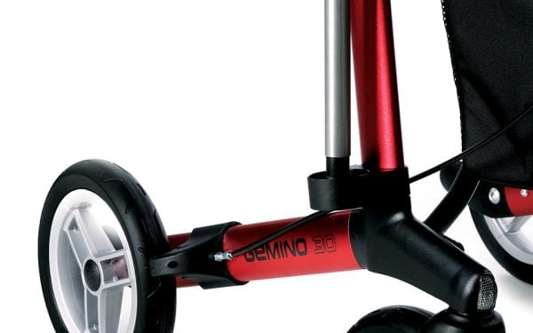 De Gemino 30 comfort heeft extra grote wielen voor buiten rijden. Dit is foto van de stokhouder