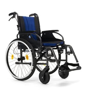 Rolstoel D200 Split heeft standaard heel veel extra's zoals goed zitkussen, remmen voor begeleider en vele instelmogelijkheden.