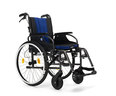Rolstoel D200 Split heeft standaard heel veel extra's zoals goed zitkussen, remmen voor begeleider en vele instelmogelijkheden.
