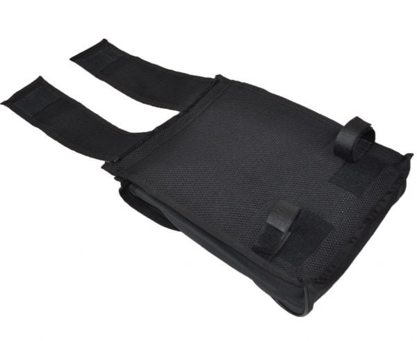 Deze compacte armleuningtas plaatst u over de armleuning van uw scootmobiel en maakt u vast met klittenbandbevestiging. De tas heeft één hoofdvak met aan de achterkant een afneembaar tasje met handige rits. 