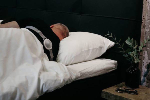 Snore breaker op een slapende man in bed van Thuiszorgwinkel.nl
