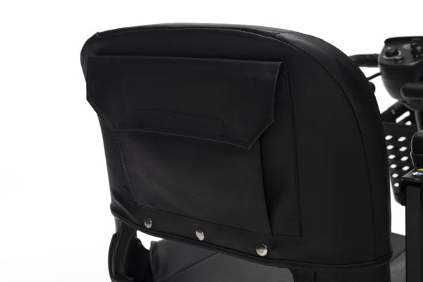 Nieuw bij Vermeiren de scootmobiel Air One+ voorzien van rugleuning met tasje