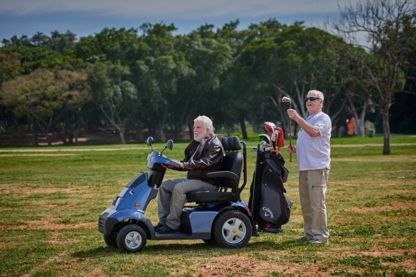 Scootmobiel S4 van het merk Afikim in de kleur blauw met golftas