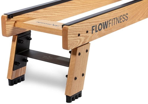 Deze Elevation monteert u onder de Flow Fitness roeitrainer, om deze met 20 cm te verhogen.