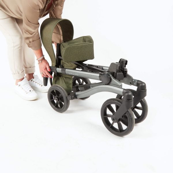 Rollator Vitility is dubbel opvouwbaar in de kleur forest green.