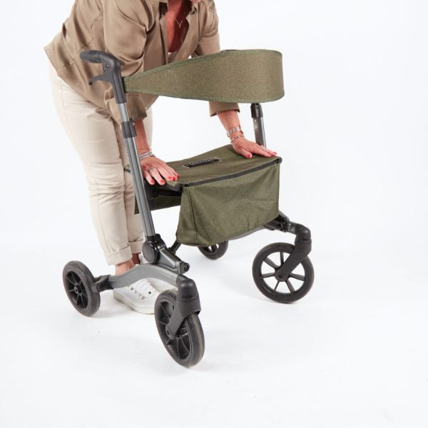 Rollator Vitility is dubbel opvouwbaar in de kleur forest green.