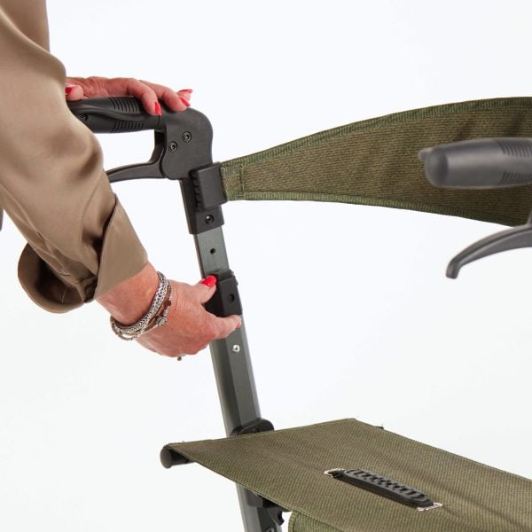 Rollator Vitility is dubbel opvouwbaar in de kleur forest green.