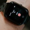Met dit horloge kunt u naast alarmeren en de tijd aflezen bijvoorbeeld ook videobellen, berichten ontvangen en het weerbericht aflezen.