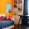 Rodger Superheld beloning pakket poster dat in de kamer aan de oranje muur hangt