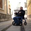 Rollator Seata uniek door zijn extra brede en comfortabele zitting. Een voorbeeld.