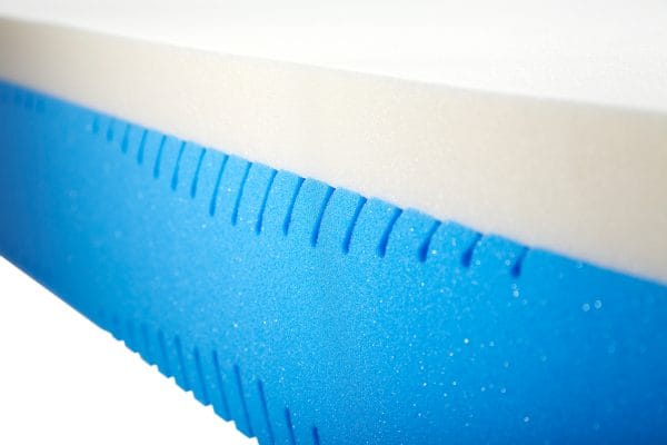 Presstige matras gemaakt van geprofileerd traagschuim.