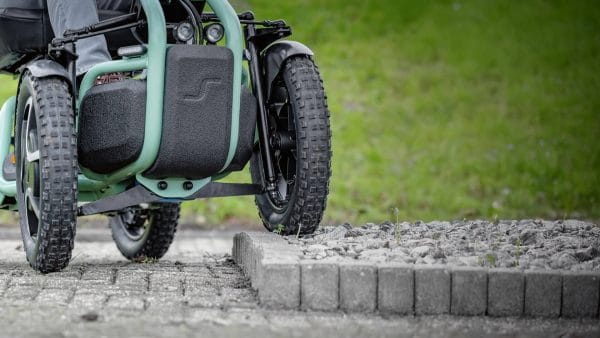 De scootmobiel Sterling S800 kan obstakels rijden van 10 cm hoog