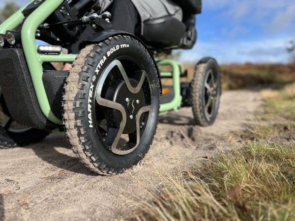 De Scootmobiel Sterling S800 van Scoozy is voorzien van een off-road wielen