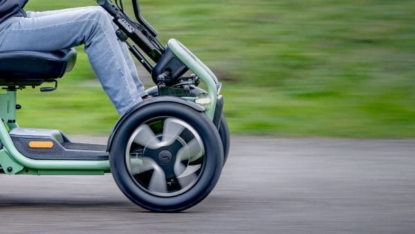 De Scootmobiel Sterling S800 van Scoozy kan een forse snelheid rijden