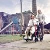 Rollz Motion Performance 2.1 inklapbare rollator & transportrolstoel in één. Met luchtbanden en te verkrijgen in 2 kleuren: Rood en Groen. Sfeerfoto als rolstoel.