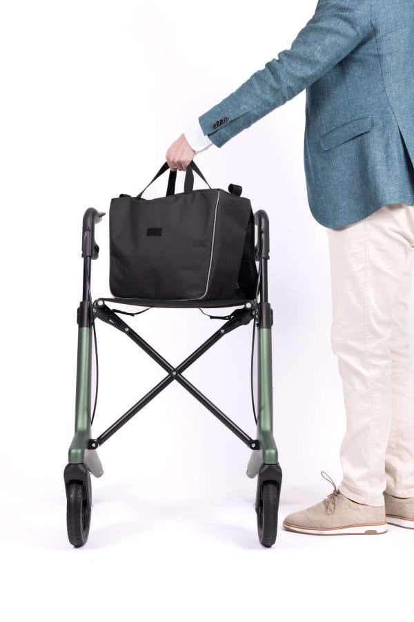 De WheelzAhead CARBON rollator geeft u met uw dagelijkse activiteiten het gewenste comfort en mag u overal gezien worden! Handig voor binnen- en buitengebruik. In drie trendy kleuren. Met stevige zitting.