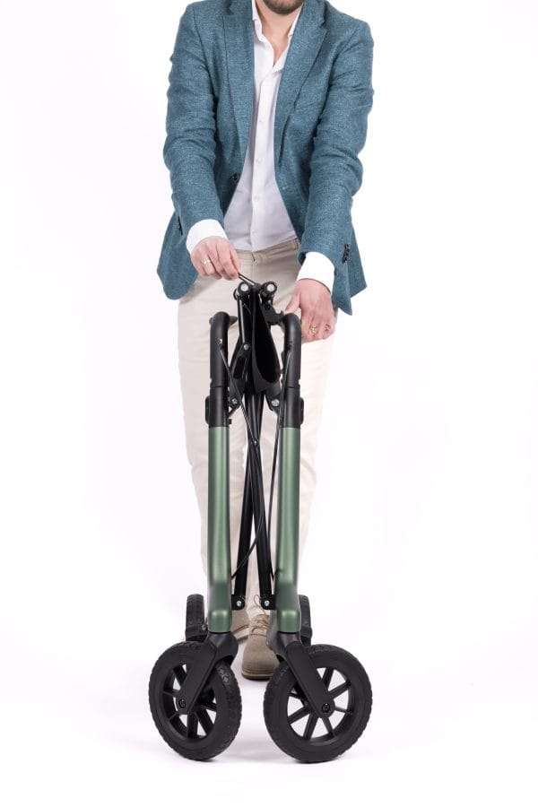 De WheelzAhead CARBON rollator geeft u met uw dagelijkse activiteiten het gewenste comfort en mag u overal gezien worden! Handig voor binnen- en buitengebruik. In drie trendy kleuren. Makkelijk inklapbaar.