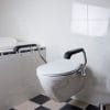 Deze toiletrolhouder van JadaCare is geschikt voor armleggers van JadaCare toiletbeugels.